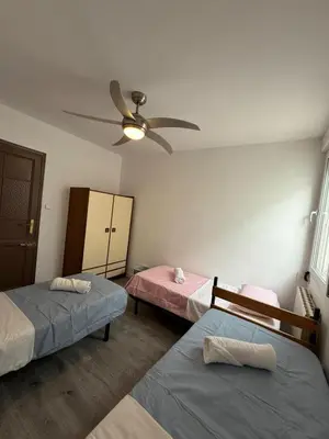 Cama o camas de una habitación en Amplio piso para 17 en pleno centro de Madrid
