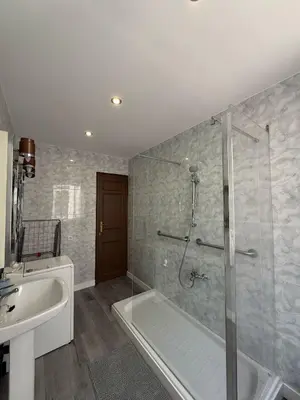 Un baño de Amplio piso para 17 en pleno centro de Madrid