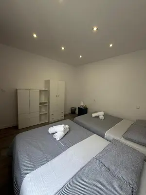 Cama o camas de una habitación en Amplio piso para 17 en pleno centro de Madrid