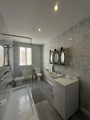 Un baño de Amplio piso para 17 en pleno centro de Madrid