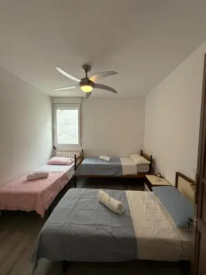 Cama o camas de una habitación en Amplio piso para 17 en pleno centro de Madrid