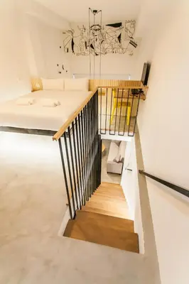 Cama o camas de una habitación en Stylish Duplex with Art & Charm in Prime Salamanca