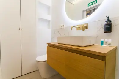Un baño de Stylish Duplex with Art & Charm in Prime Salamanca