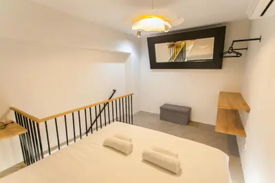Cama o camas de una habitación en Stylish Duplex with Art & Charm in Prime Salamanca