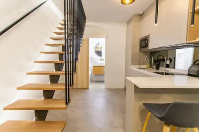 Una cocina o zona de cocina en Stylish Duplex with Art & Charm in Prime Salamanca