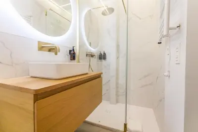 Un baño de Stylish Duplex with Art & Charm in Prime Salamanca