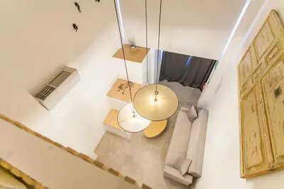 Cama o camas de una habitación en Stylish Duplex with Art & Charm in Prime Salamanca