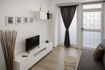 Una televisión o centro de entretenimiento en Acogedor piso climatizado cerca del Metro Oporto