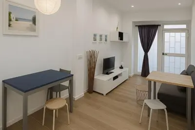 Una televisión o centro de entretenimiento en Acogedor piso climatizado cerca del Metro Oporto