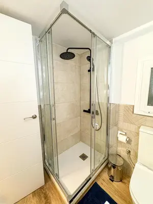 Un baño de Plaza Mayor Suites 1