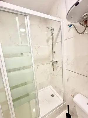 Un baño de Metro Avenida de América 11 AMCH Hospedaje