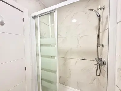 Un baño de Metro Avenida de América 11 AMCH Hospedaje