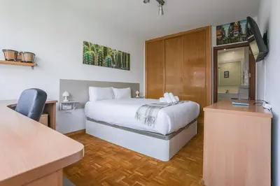 Una televisión o centro de entretenimiento en Cozy and bright - 1 Bedroom 1 Bathroom - Salamanca