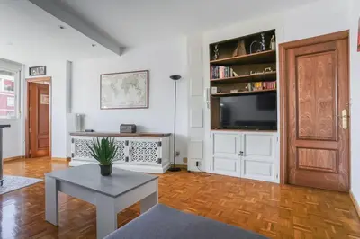 Una televisión o centro de entretenimiento en Cozy and bright - 1 Bedroom 1 Bathroom - Salamanca