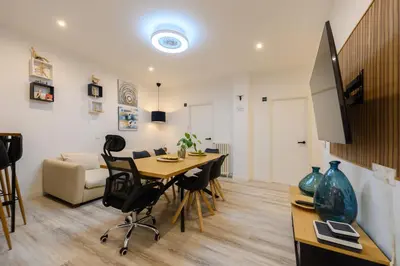 Una televisión o centro de entretenimiento en Barcelona habitación con comodidad y zonas compartidas Gran Vía-Madrid T emporal SBE1013