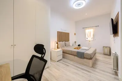 Una televisión o centro de entretenimiento en Barcelona habitación con comodidad y zonas compartidas Gran Vía-Madrid T emporal SBE1013