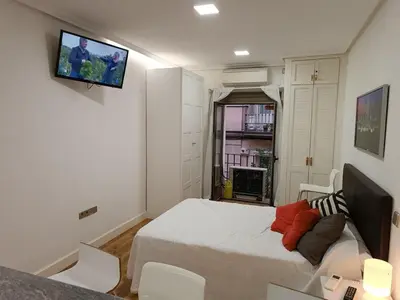 Una televisión o centro de entretenimiento en Exyca Chueca