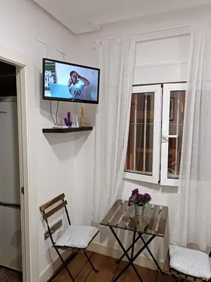Una televisión o centro de entretenimiento en Exyca Chueca