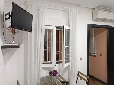 Una televisión o centro de entretenimiento en Exyca Chueca