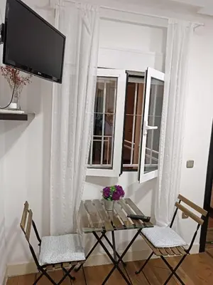 Una televisión o centro de entretenimiento en Exyca Chueca