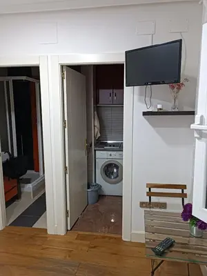 Una televisión o centro de entretenimiento en Exyca Chueca