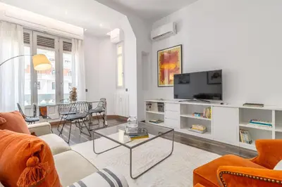 Una televisión o centro de entretenimiento en Stylish 2-Bed Apartment on Gran Vía Madrid