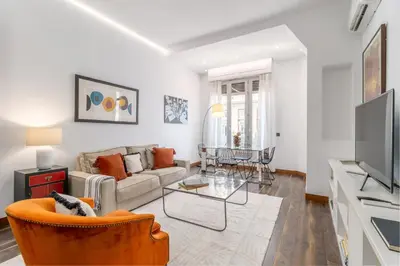 Una televisión o centro de entretenimiento en Stylish 2-Bed Apartment on Gran Vía Madrid