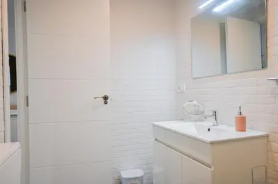 Un baño de Apartment with Balcony on Calle Santa Engracia Temporal SEN1692