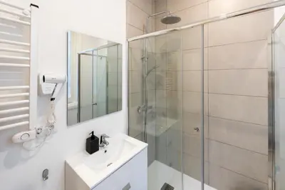 Un baño de Berlín habitación con comodidad y zonas compartidas Gran Vía-Madrid Temporal SBE1010