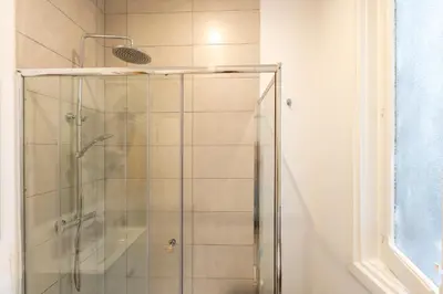 Un baño de Berlín habitación con comodidad y zonas compartidas Gran Vía-Madrid Temporal SBE1010