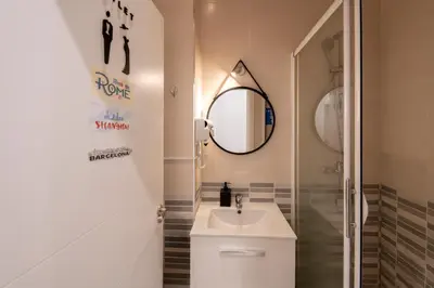 Un baño de Berlín habitación con comodidad y zonas compartidas Gran Vía-Madrid Temporal SBE1010
