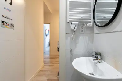 Un baño de Berlín habitación con comodidad y zonas compartidas Gran Vía-Madrid Temporal SBE1010