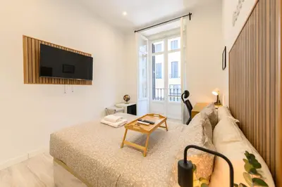 Una televisión o centro de entretenimiento en Washington habitación con comodidad y zonas compartidas Gran Vía-Madrid Temporal SBE1014