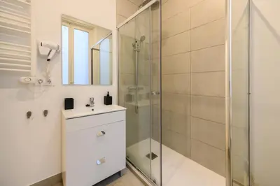 Un baño de Washington habitación con comodidad y zonas compartidas Gran Vía-Madrid Temporal SBE1014
