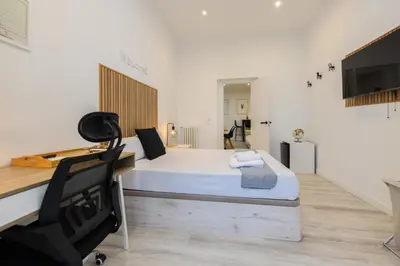 Una televisión o centro de entretenimiento en Washington habitación con comodidad y zonas compartidas Gran Vía-Madrid Temporal SBE1014