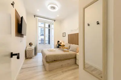 Una televisión o centro de entretenimiento en Washington habitación con comodidad y zonas compartidas Gran Vía-Madrid Temporal SBE1014