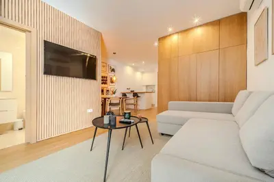 Una televisión o centro de entretenimiento en Modern apartment in Gran Vía with AC & WIFI 4 guests