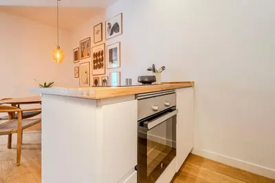 Una cocina o zona de cocina en Modern apartment in Gran Vía with AC & WIFI 4 guests