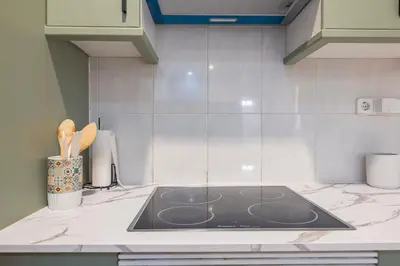 Una cocina o zona de cocina en Precioso estudio en el Retiro by bebalmy