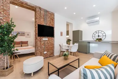 Una televisión o centro de entretenimiento en Retiro City Center Apartment