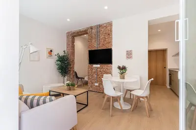 Una televisión o centro de entretenimiento en Retiro City Center Apartment