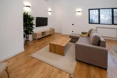 Una televisión o centro de entretenimiento en Spectacular apartment Bravo Murillo AC WIFI 2