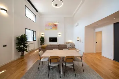 Una televisión o centro de entretenimiento en Spectacular apartment Bravo Murillo AC WIFI 4