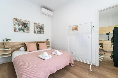 Cama o camas de una habitación en Green Lavapiés by Hogar4