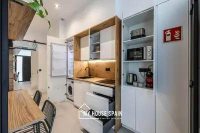 Una cocina o zona de cocina en MyHouseSpain - Santero Apartments B
