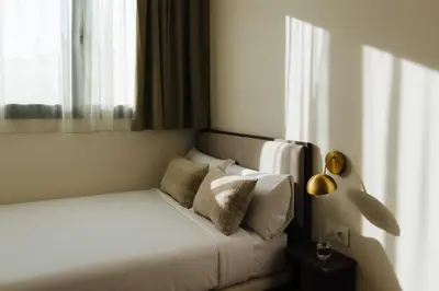 Cama o camas de una habitación en Atipico Madrid