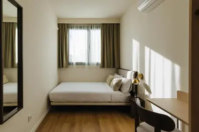 Cama o camas de una habitación en Atipico Madrid
