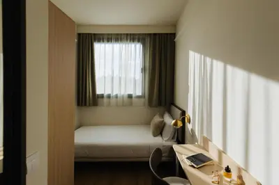 Cama o camas de una habitación en Atipico Madrid