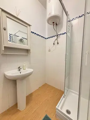 Un baño de Ministriles Centro Temporal