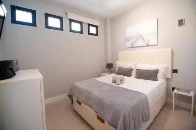 Cama o camas de una habitación en Santiago Bernabeu Temporary Apartment JMC52